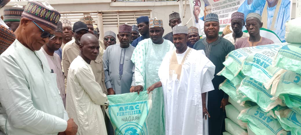 APC Chieftain Gotomo Empowers 450 Kebbi Farmers With 900 Bags Of Fertilizer